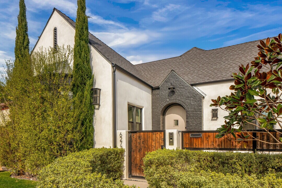 6277 Del Valle Dr in West Hollywood, CA - Building Photo