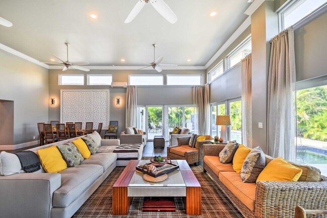 property at 2122 W Vina Del Mar Blvd