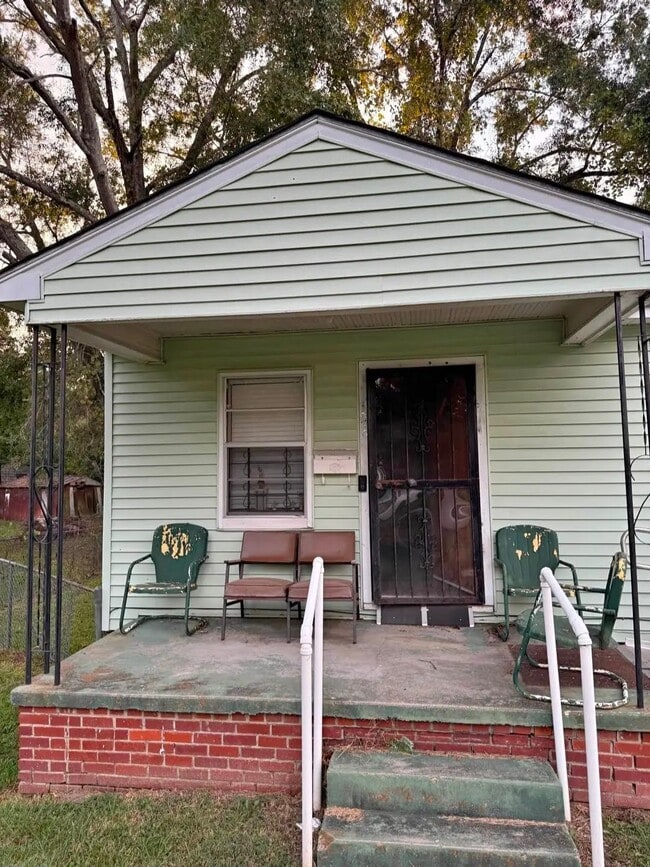 3875 Slayton Ave