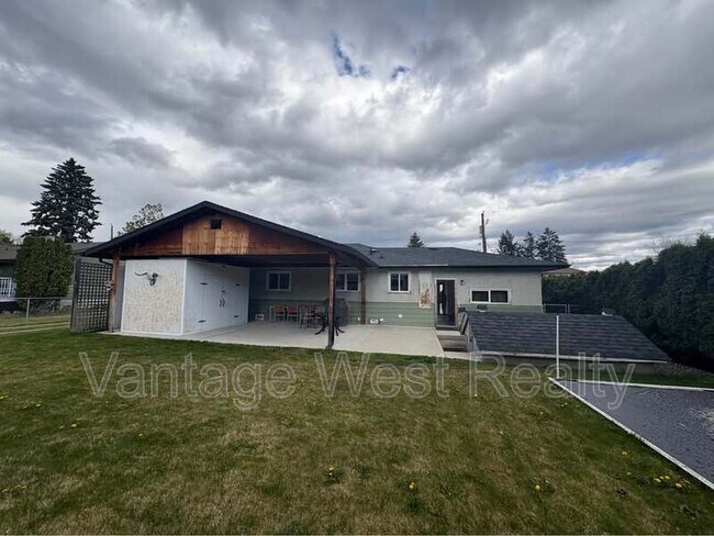2242 Stillingfleet Rd in Kelowna, BC - Building Photo - Building Photo