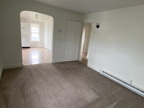 637 Main St, Unit Apt B in Akron, PA - Foto de edificio - Building Photo