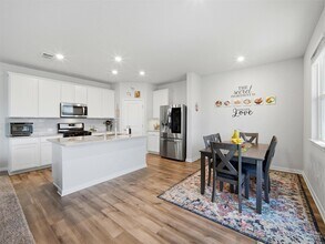 135 Mason Hl Ln in Andice, TX - Foto de edificio - Building Photo