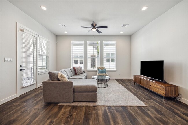 5723 White Magnolia St. in Houston, TX - Building Photo - Building Photo