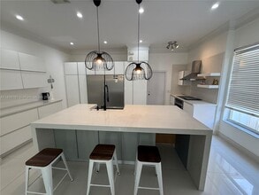 4943 SW 35th Terrace in Fort Lauderdale, FL - Building Photo - Building Photo