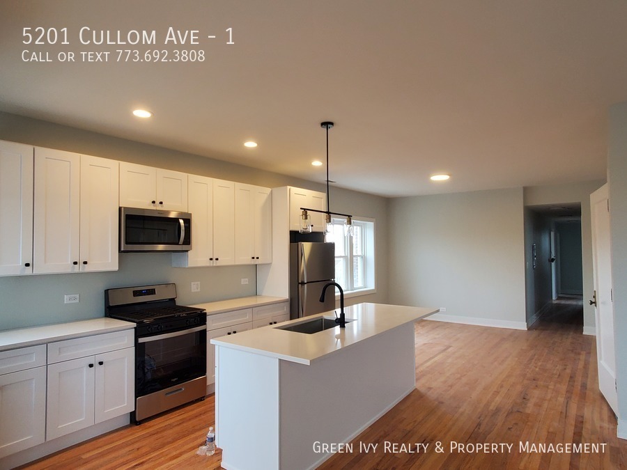 5201 W Cullom Ave in Chicago, IL - Building Photo