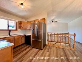 Beautiful 3 Bed 2 Bath House in West Sioux in Sioux Falls, SD - Building Photo