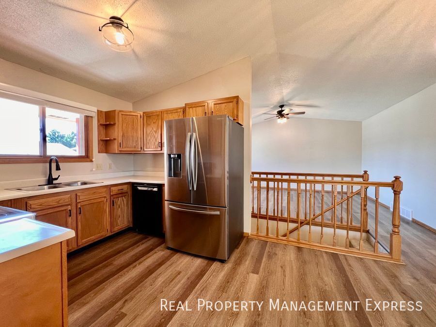 Beautiful 3 Bed 2 Bath House in West Sioux in Sioux Falls, SD - Building Photo