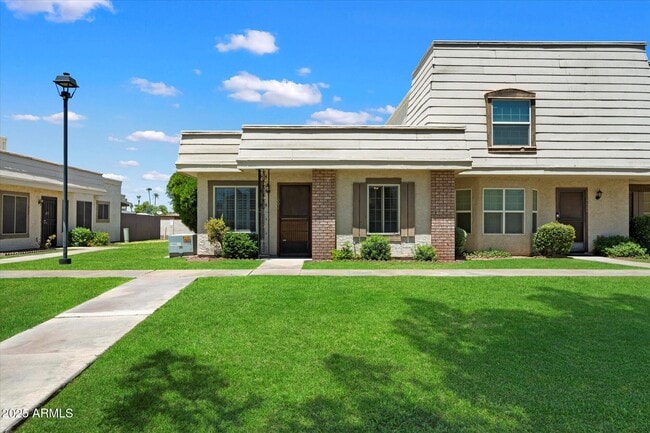 property at 1001 E Lodge Dr