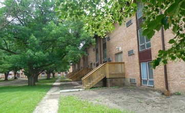 Hickory Court Apartments in Springfield, IL - Building Photo - Building Photo