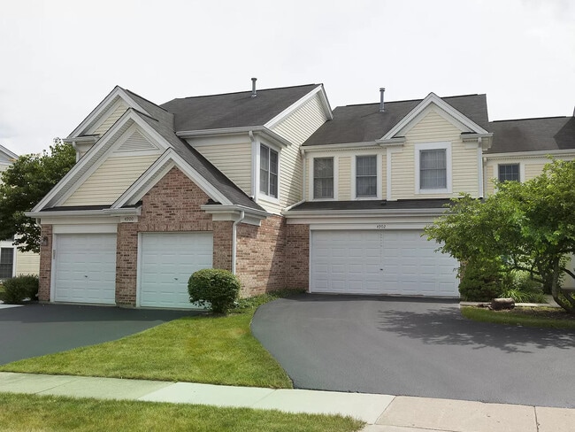 4902 Turnberry Dr in Hoffman Estates, IL - Building Photo - Building Photo