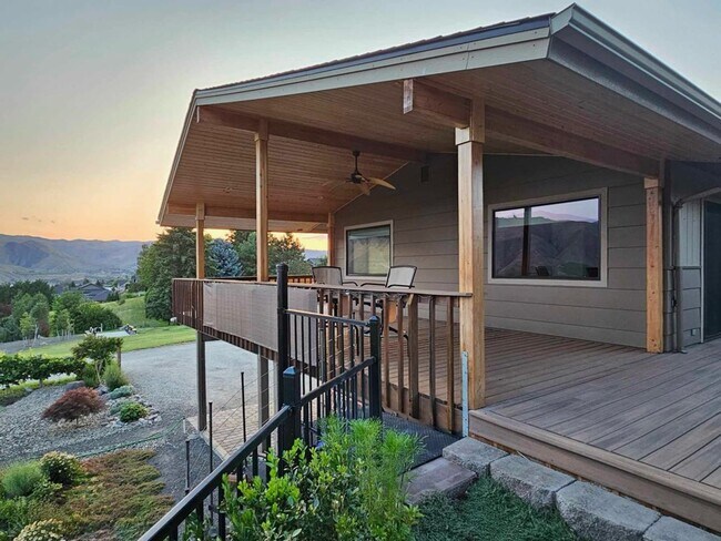 2091 8th St SE in East Wenatchee, WA - Foto de edificio - Building Photo