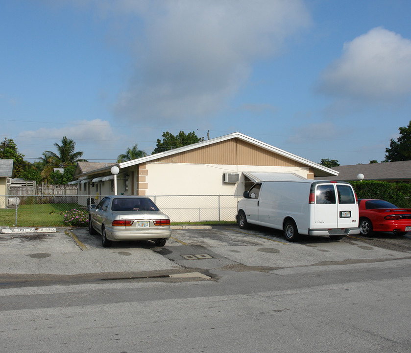 1881 -1891 SW 44th Ave in Fort Lauderdale, FL - Foto de edificio