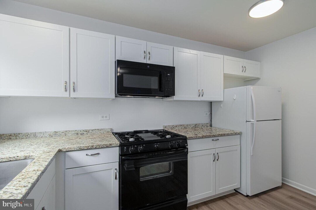 10670 Weymouth St-Unit -204 in Bethesda, MD - Building Photo