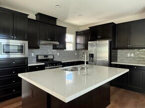 2757 Overlook Point Dr in Escondido, CA - Building Photo - Building Photo