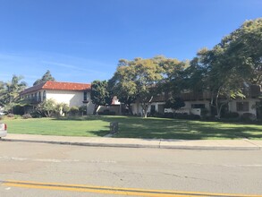 3245 Loma Riviera Dr in San Diego, CA - Foto de edificio - Building Photo