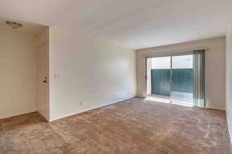 Del Ciervo Apartments in Oxnard, CA - Building Photo - Interior Photo