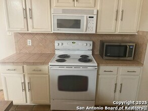 7 Pembroke Ln in San Antonio, TX - Building Photo - Building Photo