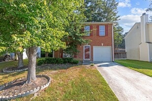 2284 Oakland Spring Dr in Snellville, GA - Building Photo