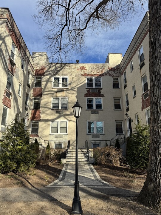 138 Woodside Green in Stamford, CT - Building Photo