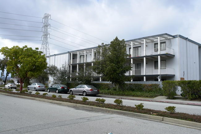 Sandpiper Apartments in Foster City, CA - Building Photo - Building Photo