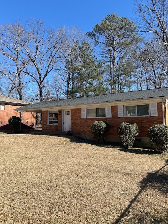 2071 Claude St NW in Atlanta, GA - Foto de edificio - Building Photo