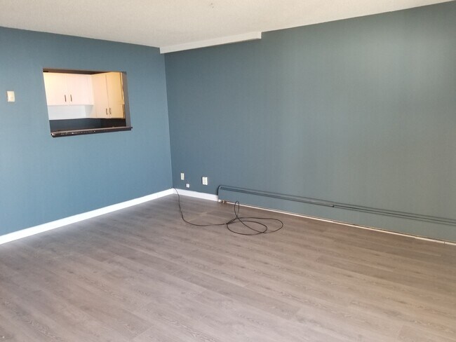 1081 Martin St in White Rock, BC - Building Photo - Building Photo