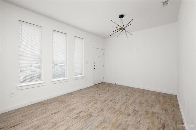 1429 W Harrison Ave, Unit 4 in Alton, TX - Foto de edificio - Building Photo