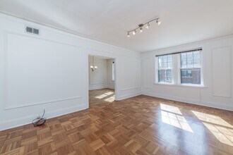 7515 Buckingham Dr, Unit 2S in Clayton, MO - Foto de edificio - Building Photo