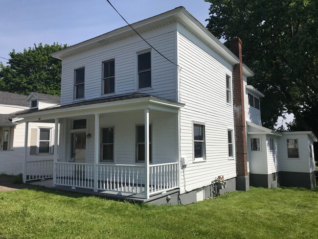 162 W Bridge St, Unit Upper Apt.