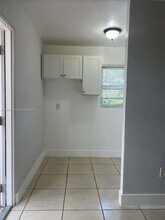 1275 NW 60th St in Miami, FL - Foto de edificio - Building Photo