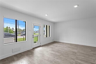 90 Columbia Dr in Tampa, FL - Foto de edificio - Building Photo