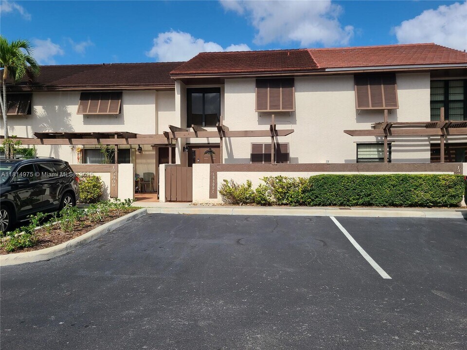 13390 SW 91st Terrace in Miami, FL - Foto de edificio