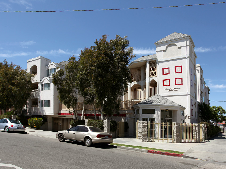 Martha Bryant Manor Apartments West in Los Angeles, CA - Foto de edificio