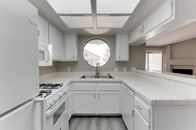 830 N Sloan Ln in Las Vegas, NV - Foto de edificio - Building Photo