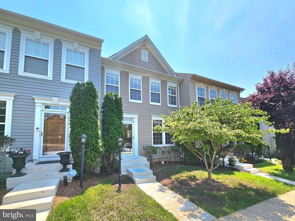 15318 Elizabeth Burbage Loop in Woodbridge, VA - Building Photo