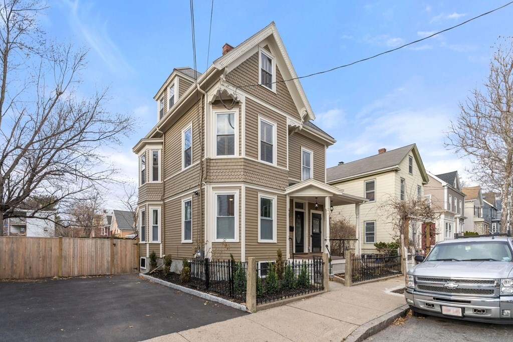 10 Loring St, Unit 1 in Somerville, MA - Foto de edificio