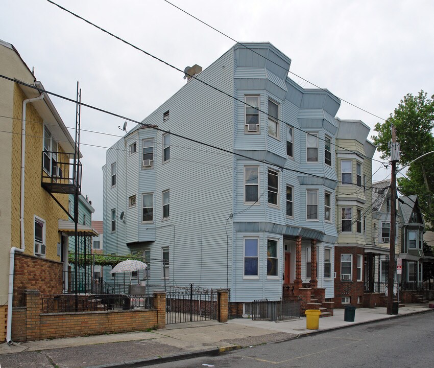 374 Elm St in Newark, NJ - Building Photo