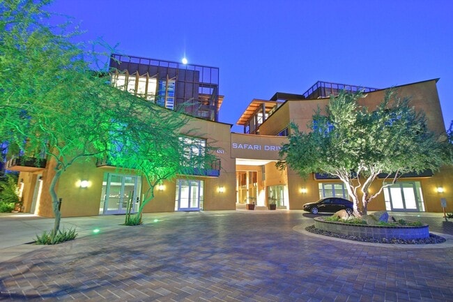 4747 N Scottsdale Rd in Scottsdale, AZ - Building Photo - Building Photo