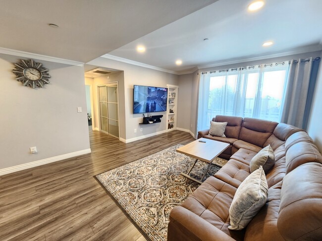 13941 Sherman Way, Unit 207 in Van Nuys, CA - Foto de edificio - Building Photo