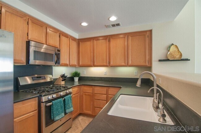 10414 Scripps Poway Pkwy in San Diego, CA - Foto de edificio - Building Photo