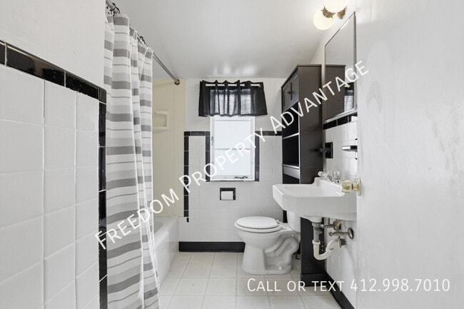 3396 Columbia Dr in Pittsburgh, PA - Building Photo - Building Photo