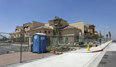 Tierra Serrano in Rialto, CA - Foto de edificio - Building Photo