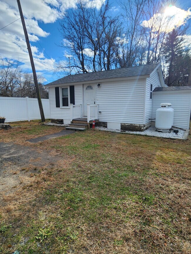 615 Marion Ave in Southington, CT - Building Photo - Building Photo