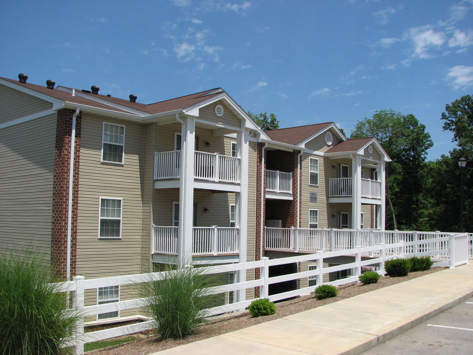 Summit Valley Apartments in Pacific, MO - Building Photo