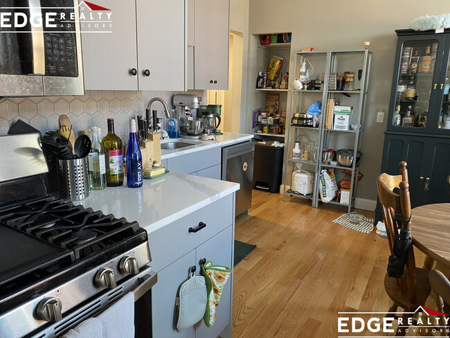 1914 Beacon St, Unit 2 in Boston, MA - Foto de edificio - Building Photo