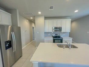 465 Unforgiven Ln in Jarrell, TX - Foto de edificio - Building Photo