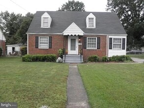 1766 Oakland St in Petersburg, VA - Foto de edificio - Building Photo
