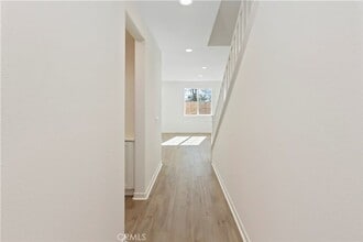 7064 Mallow Dr in Fontana, CA - Foto de edificio - Building Photo