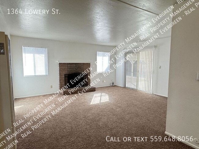 1364 Lowery St in Porterville, CA - Foto de edificio - Building Photo