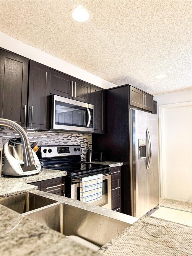 1543 Barcelona Way in Weston, FL - Building Photo - Building Photo